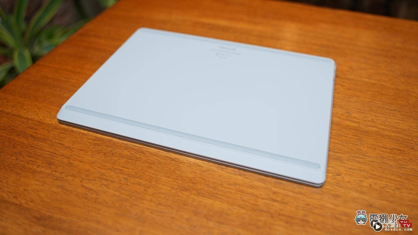 这台好小好轻巧！微软 Surface Laptop Go 顶级材质价格平易近人，轻量文书与娱乐我都要